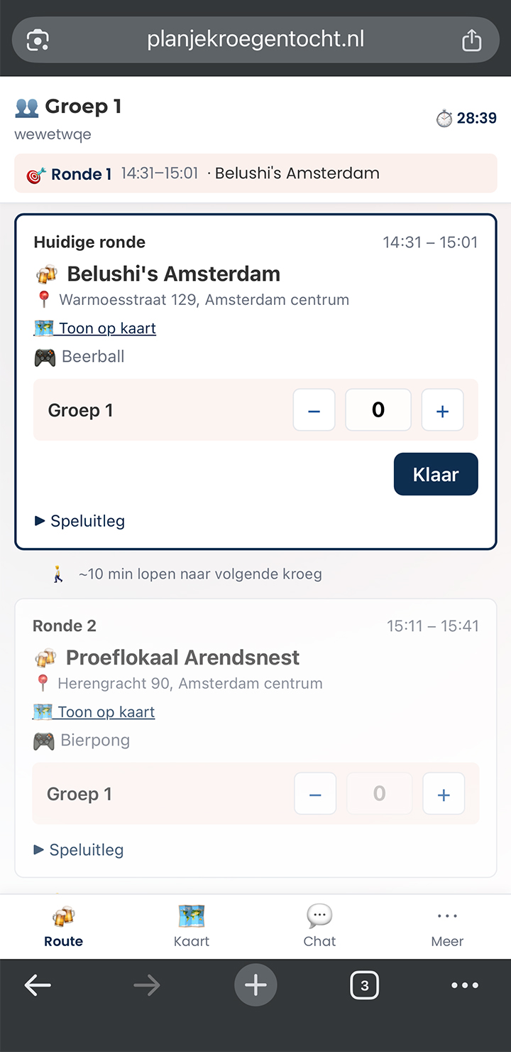Live groep-app op een telefoon met de route, huidige en volgende kroeg
